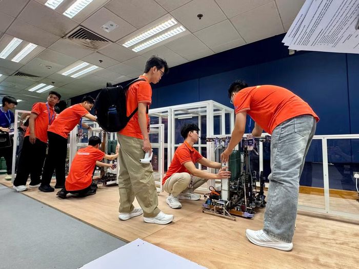 Các thành viên bận rộn lắp đặt robot.