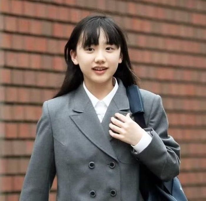 Ashida Mana tan trường.