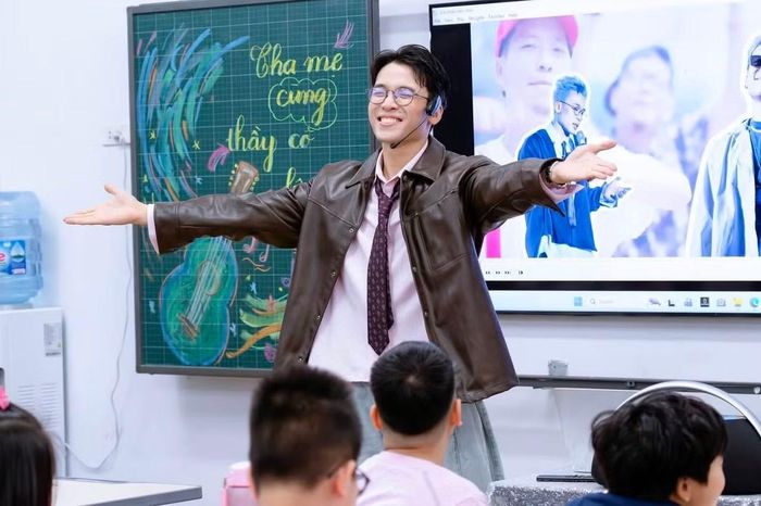 Ngoài đời, nam ca sĩ cũng có nhiều tương tác đáng yêu với hai cô con gái cũng như nhiều bạn nhỏ.
