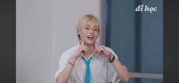 Hanbin tận tình "truyền nghề" làm điệu aegyo kiểu idol K-Pop, An Trương chăm chú học theo nhưng biểu cảm thì… cần thêm thời gian luyện tập.