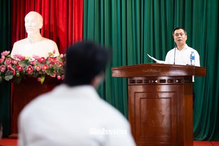 Hiệu trưởng Trường Cao đẳng Du lịch Hà Nội trả lời thắc mắc của sinh viên trong buổi giải trình ngày 1/12/2025. (Ảnh: Lê Vượng/SVO)