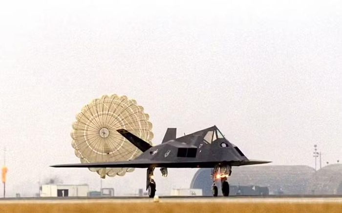 Dù chính thức ngừng hoạt động từ năm 2008, một số máy bay tàng hình F-117 Nighthawk của Không quân Mỹ vẫn tiếp tục được vận hành tại sân bay Tonopah Test Range ở Nevada.