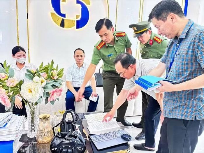 Cơ quan điều tra thu giữ các tài liệu chứng cứ