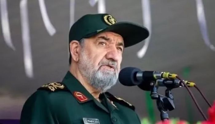 Mohsen Rezaei, Thư ký Hội đồng An ninh Quốc gia Tối cao Iran, mỉa mai rằng khoảng cách giữa việc Mỹ không thể mở lại Hormuz và tuyên bố sở hữu khu vực này còn lớn hơn quãng đường hơn 11.000 km từ Washington tới eo biển.