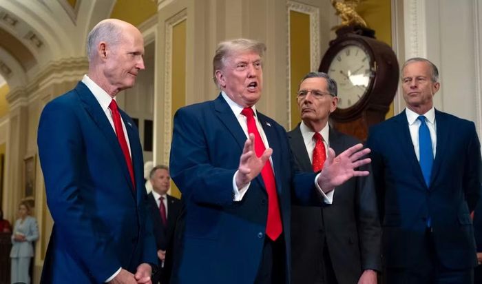 Edward Fishman, chuyên gia cao cấp kiêm Giám đốc Trung tâm Địa kinh tế Maurice R. Greenberg thuộc Hội đồng Quan hệ Đối ngoại (CFR), cho rằng Washington không còn nhiều lựa chọn ngoài việc tiếp tục mở rộng trừng phạt các đối tác của Iran, trong đó có Trung Quốc, UAE và Thổ Nhĩ Kỳ.