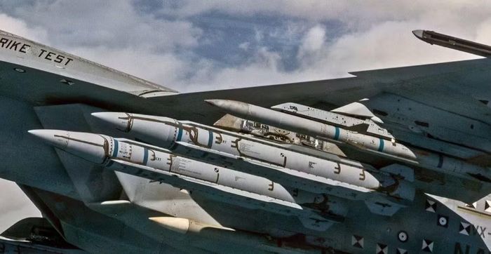 Hải quân Mỹ cho biết tên lửa không đối không tầm xa AIM-424 do Raytheon sản xuất và sử dụng động cơ tên lửa nhiên liệu rắn. Tên lửa dài 4,11 mét, đường kính 0,34 mét, sải cánh 0,67 mét và có trọng lượng 680,4 kg.