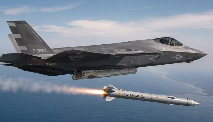 Tên lửa không đối không tầm xa AIM-424 được thiết kế lớn hơn đáng kể so với tên lửa không đối không tầm trung AIM-120 AMRAAM và tên lửa không đối không chiến thuật AIM-260 JATM.