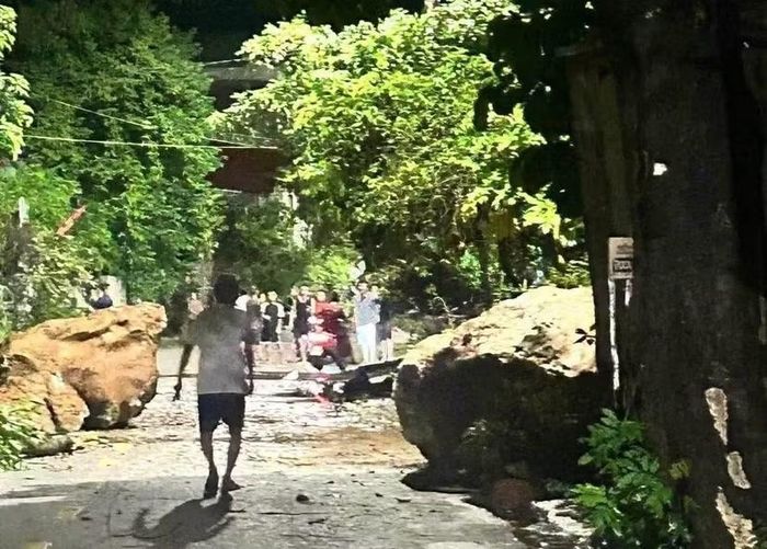 Hàng loạt tảng đá lớn trên núi lăn xuống đường, trúng tài sản và nhà dân ở Chi Lăng, Lạng Sơn.