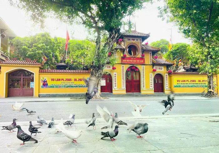 Điểm nhấn nổi bật là Chùa Quán Sứ – trụ sở của Giáo hội Phật giáo Việt Nam, đóng vai trò trung tâm trong đời sống văn hóa tâm linh của khu vực. (Ảnh Internet)