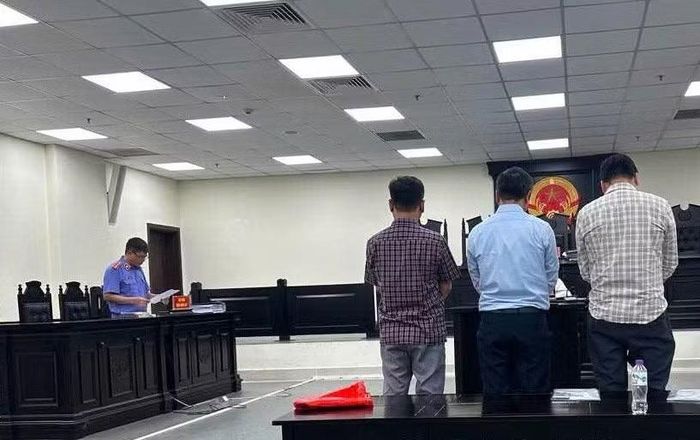 Đại diện Viện kiểm sát công bố bản cáo trạng truy tố các bị cáo trong vụ án.