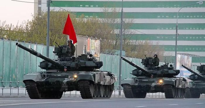 Từ hướng đi này, một phiên bản nâng cấp sâu của xe tăng chủ lực T-72 được phát triển. Trong giai đoạn đầu, mẫu xe này từng được định danh là T-72BU. Sau đó, nó được đổi tên thành T-90.