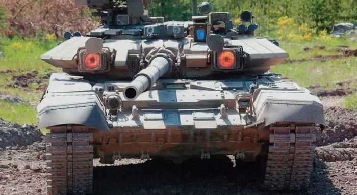 Từ T-72 đến T-90, khoảng cách về tên gọi có thể khiến người ta nghĩ đến một cuộc cách mạng. Nhưng nhìn vào lịch sử phát triển, đó lại là câu chuyện về sự kế thừa, cải tiến và kéo dài vòng đời của một thiết kế xe tăng đã có từ thời Liên Xô.