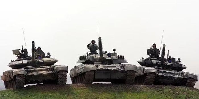 Việc thay đổi tên gọi không đồng nghĩa T-90 là một thiết kế hoàn toàn mới. Chiếc xe vẫn duy trì nhiều đặc điểm cơ bản của dòng T-72, từ cách bố trí tổng thể, hệ thống truyền động đến tháp pháo và pháo nòng trơn 125 mm.