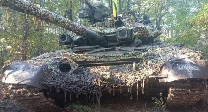 Điều này cũng giải thích vì sao Nga tiếp tục phát triển nhiều biến thể T-90 sau này. Xe tăng chủ lực T-90A và đặc biệt xe tăng chủ lực T-90M tiếp tục được cải tiến về giáp bảo vệ, hệ thống điều khiển hỏa lực, thiết bị quan sát và khả năng tác chiến