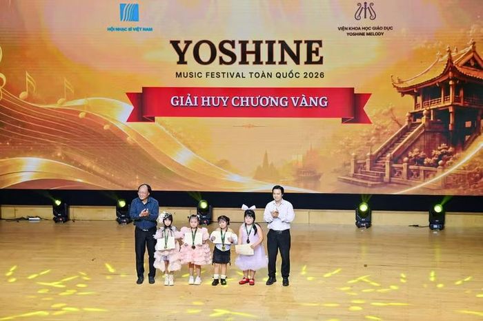 Ban tổ chức trao Huy chương Vàng cho các thí sinh