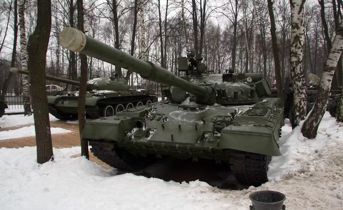 Sau khi Liên Xô tan rã, T-80 không biến mất. Nga tiếp tục duy trì và hiện đại hóa một phần đội xe này. Đáng chú ý nhất là xe tăng chủ lực T-80BVM, phiên bản nâng cấp sâu từ T-80, được trang bị hệ thống điều khiển hỏa lực và bảo vệ hiện đại hơn.
