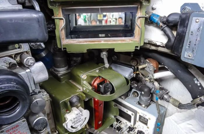Nhưng turbine khí cũng có mặt trái. Động cơ có mức tiêu thụ nhiên liệu cao, đặc biệt khi xe hoạt động ở chế độ không tải. Điều này khiến việc bảo đảm hậu cần trở nên khó khăn hơn so với xe tăng sử dụng động cơ diesel.