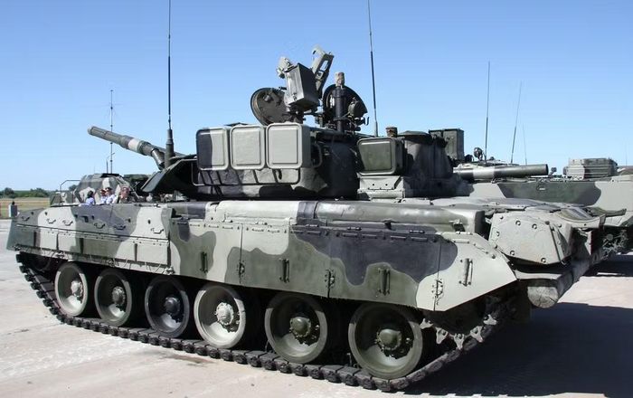 Sau khi Liên Xô tan rã, T-80 không biến mất. Nga tiếp tục duy trì và hiện đại hóa một phần đội xe này. Đáng chú ý nhất là xe tăng chủ lực T-80BVM, phiên bản nâng cấp sâu từ T-80, được trang bị hệ thống điều khiển hỏa lực và bảo vệ hiện đại hơn.