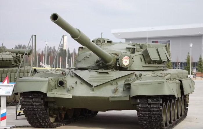 T-80 vì thế không chỉ là câu chuyện về một chiếc xe tăng dùng động cơ turbine khí. Nó là minh chứng cho một lựa chọn kỹ thuật táo bạo của Liên Xô, trong đó khả năng cơ động được đặt lên hàng đầu, dù phải đánh đổi bằng chi phí và yêu cầu hậu cần cao hơn.