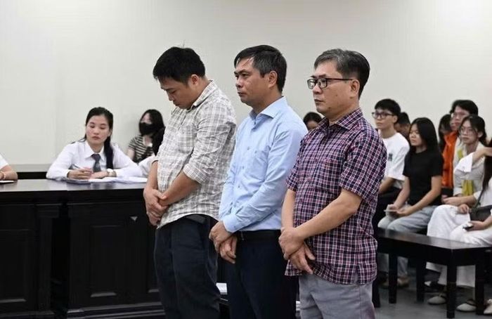 Cựu Hiệu trưởng Trường Cao đẳng Du lịch Hà Nội cùng hai thuộc cấp bị đưa ra xét xử tại tòa.