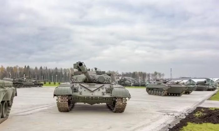 Trong khi T-64 tiếp tục được duy trì, T-72 dần trở thành dòng xe tăng phổ biến hơn.