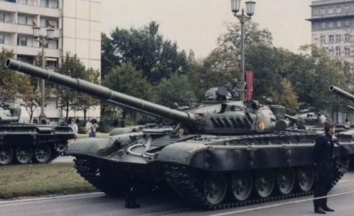 Từ đây xuất hiện một bước ngoặt quan trọng. Liên Xô phát triển xe tăng chủ lực T-72 dựa trên nhiều kinh nghiệm và giải pháp đã được chứng minh trên T-64, nhưng theo hướng đơn giản hơn và phù hợp hơn với sản xuất hàng loạt.