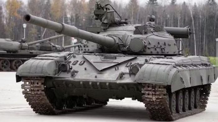 Điểm nổi bật nhất của T-64 là pháo nòng trơn 125 mm kết hợp hệ thống nạp đạn tự động. Cách bố trí này giúp kíp xe giảm xuống còn 3 người, loại bỏ vị trí nạp đạn thủ công. Đây là thay đổi lớn so với những xe tăng trước đó và sau này trở thành đặc điểm quen thuộc trên nhiều xe tăng chủ lực Liên Xô và Nga.