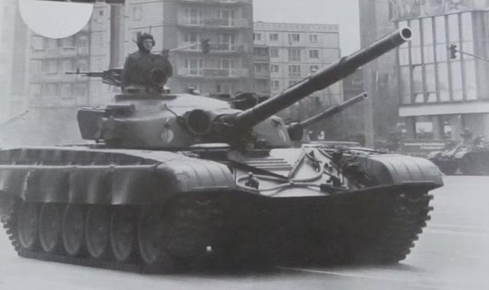 Liên Xô vì thế đứng trước một bài toán khó. T-64 sở hữu nhiều công nghệ tiên tiến, nhưng việc sản xuất và vận hành phức tạp khiến nó không phải lựa chọn dễ dàng để trang bị đại trà trên quy mô toàn quân.