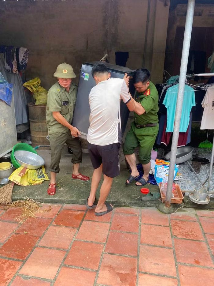 Lực lượng Công an xã hỗ trợ di chuyển tài sản giúp đỡ người dân