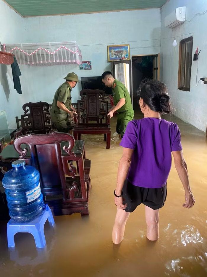 Lực lượng Công an hỗ trợ người dân di dời tài sản đến nơi an toàn