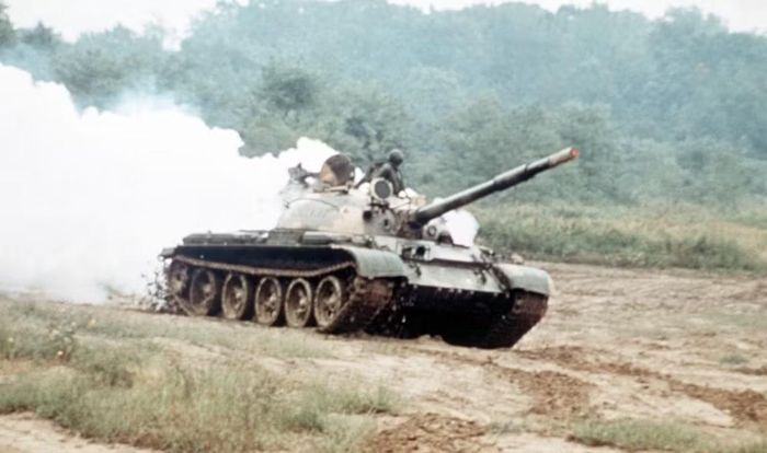 Sau khi nhiều thập niên nằm trong kho hoặc phục vụ tại các quốc gia khác, xe tăng chủ lực T-62 được Nga đưa trở lại sử dụng trong chiến sự Ukraine từ năm 2022.