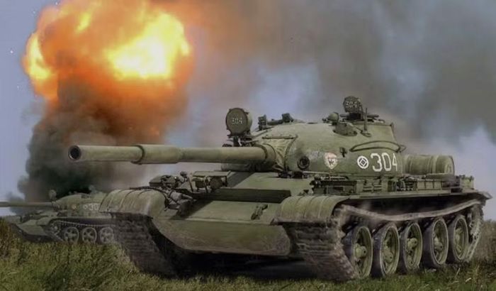 Pháo nòng trơn cho phép T-62 sử dụng đạn xuyên động năng có tốc độ cao, tăng khả năng đối phó với xe tăng được bảo vệ tốt hơn. T-62 cũng trở thành một trong những xe tăng đầu tiên được trang bị pháo nòng trơn cỡ lớn theo hướng sau này trở thành đặc trưng của nhiều dòng xe tăng Liên Xô và Nga.