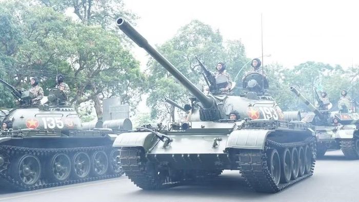 Cuối những năm 1950, xe tăng chủ lực T-55 vẫn là một trong những phương tiện chiến đấu quan trọng của Liên Xô. Tuy nhiên, sự xuất hiện của những mẫu xe tăng phương Tây được trang bị giáp bảo vệ tốt hơn đặt ra yêu cầu phải tăng cường hỏa lực. Vấn đề là Liên Xô chưa thể lập tức đưa một thiết kế hoàn toàn mới vào sản xuất quy mô lớn.