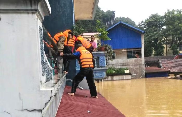 Hơn 5000 hộ dân phải sơ tán tránh lũ tại các địa phương