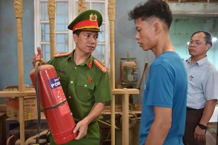 Lực lượng Cảnh sát CC&CNCH hướng dẫn chủ cơ sở về cách sử dụng bình chữa cháy