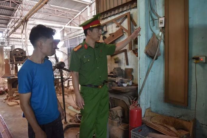 Lực lượng Cảnh sát PCCC&CNCH lưu ý các cơ sở sản xuất tại làng nghề về an toàn sử dụng điện, tránh nguy cơ cháy nổ