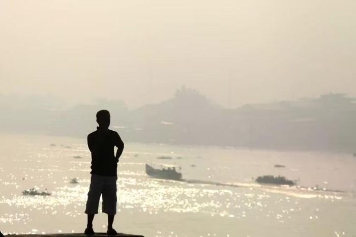 Khói mù do cháy rừng bao phủ sông Musi ở Nam Sumatra ngày 23-8-2026