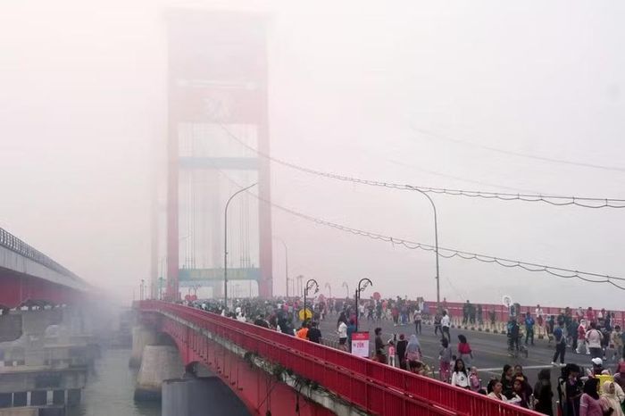 Khói mù từ các vụ cháy rừng bao phủ thành phố Palembang, Nam Sumatra, Indonesia ngày 23-8-2026