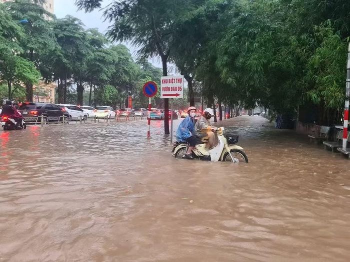 Đường Võ Chí Công trong trận mưa năm 2025