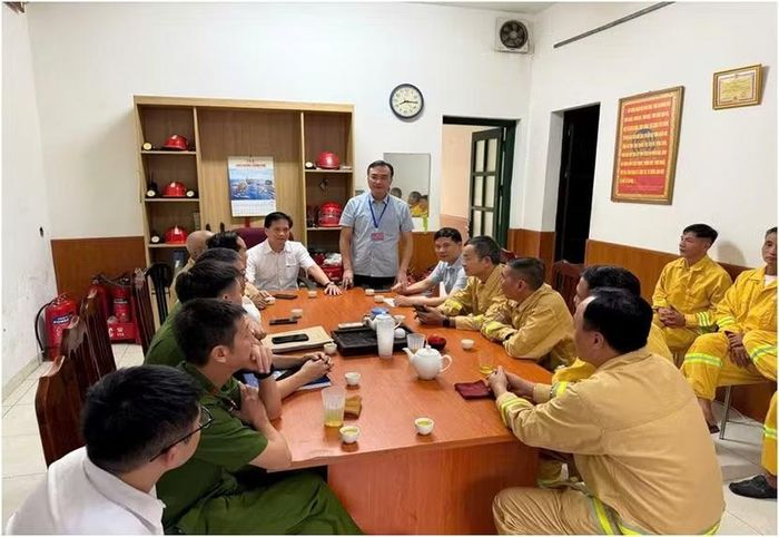Đại diện UBND phường Bồ Đề báo cáo công tác thành lập, kiện toàn và duy trì hoạt động đối với Đội Phòng cháy, chữa cháy tình nguyện