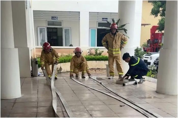 Cán bộ Đội chữa cháy và CNCH khu vực số 18 hướng dẫn Đội Phòng cháy chữa cháy tình nguyện thao tác sử dụng phương tiện chữa cháy