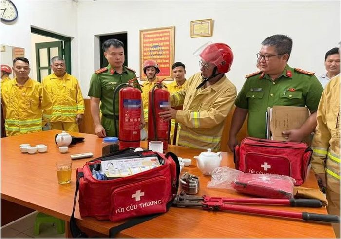 Kiểm tra phương tiện bình chữa cháy, dụng cụ phá dỡ và dụng cụ sơ cấp cứu y tế