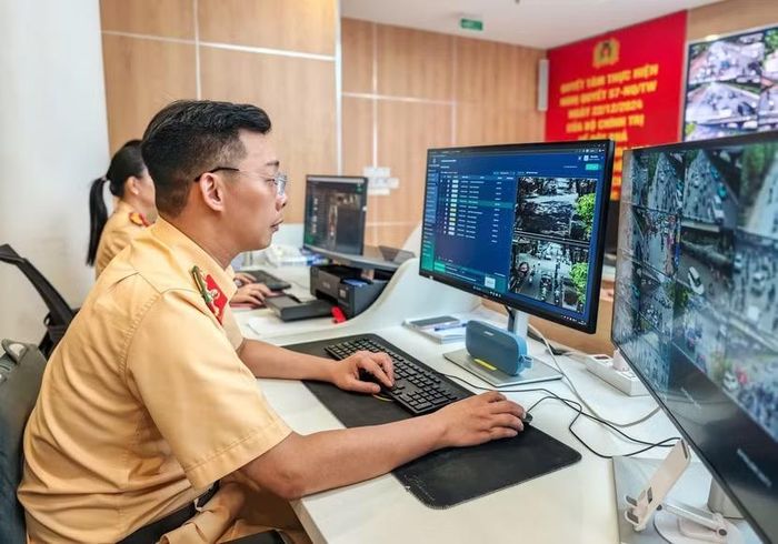 Cán bộ trực theo dõi, xử lý thông tin tại Trung tâm Điều khiển giao thông Hà Nội.