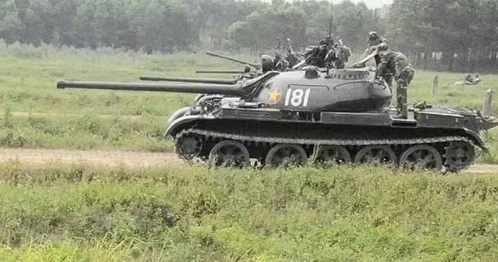 T-55 được phát triển từ nền tảng T-54, với trọng tâm là tạo ra một phương tiện chiến đấu có cấu trúc tương đối đơn giản, dễ sản xuất và thuận tiện bảo dưỡng.