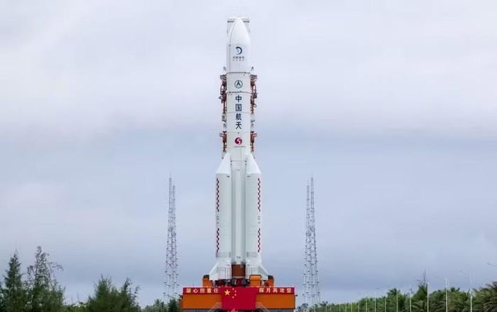 Tàu thăm dò Mặt trăng Thường Nga-7 được đặt trên tên lửa đẩy vào tuần trước tại Trung tâm Phóng tàu vũ trụ Văn Xương, tỉnh Hải Nam, Trung Quốc. Ảnh: Xinhua/Getty Images