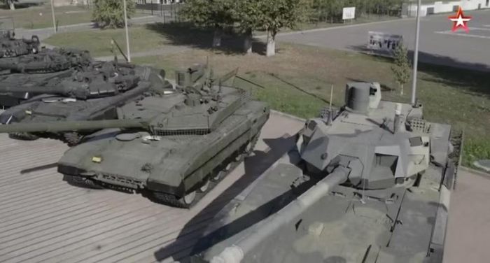 Sự thay đổi tiếp theo là hệ thống nạp đạn và bố trí vũ khí. T-72 và T-90 sử dụng hệ thống nạp đạn tự động kiểu carousel, với cơ số đạn được bố trí trong thân xe.