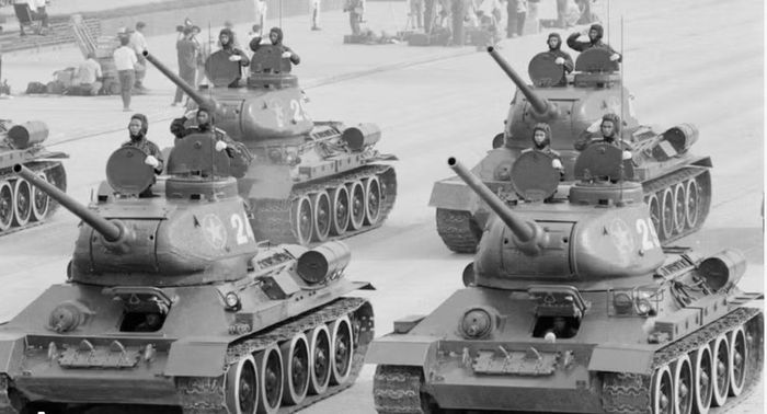 Xe tăng chủ lực T-34 là điểm khởi đầu quan trọng. Thiết kế này không hoàn hảo, nhưng tạo ra sự cân bằng giữa hỏa lực, giáp và khả năng cơ động, đồng thời phù hợp với yêu cầu sản xuất quy mô lớn. Chính khả năng đơn giản hóa sản xuất đã giúp Liên Xô duy trì số lượng xe tăng lớn trong chiến tranh.