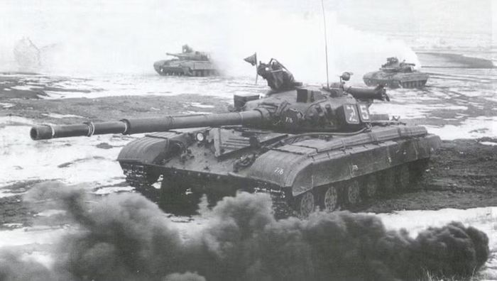Tuy nhiên, T-64 cũng cho thấy một vấn đề quan trọng: công nghệ càng phức tạp, yêu cầu sản xuất và bảo dưỡng càng cao. Xe tăng chủ lực T-72 ra đời trong bối cảnh đó, với mục tiêu đơn giản hóa thiết kế và tạo ra một nền tảng phù hợp hơn với việc sản xuất trên quy mô lớn.