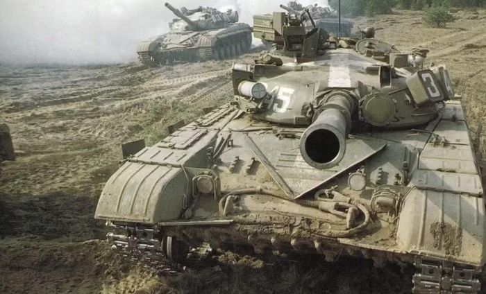 Xe tăng chủ lực T-80 lại đi theo hướng khác khi sử dụng động cơ turbine khí. Ưu tiên lúc này là khả năng cơ động và hiệu suất vận hành, đặc biệt trong điều kiện thời tiết lạnh.