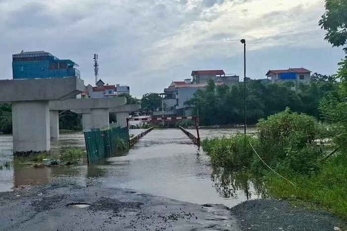 Nước sông dâng cao, tràn mặt cầu khiến các phương tiện không di chuyển được.